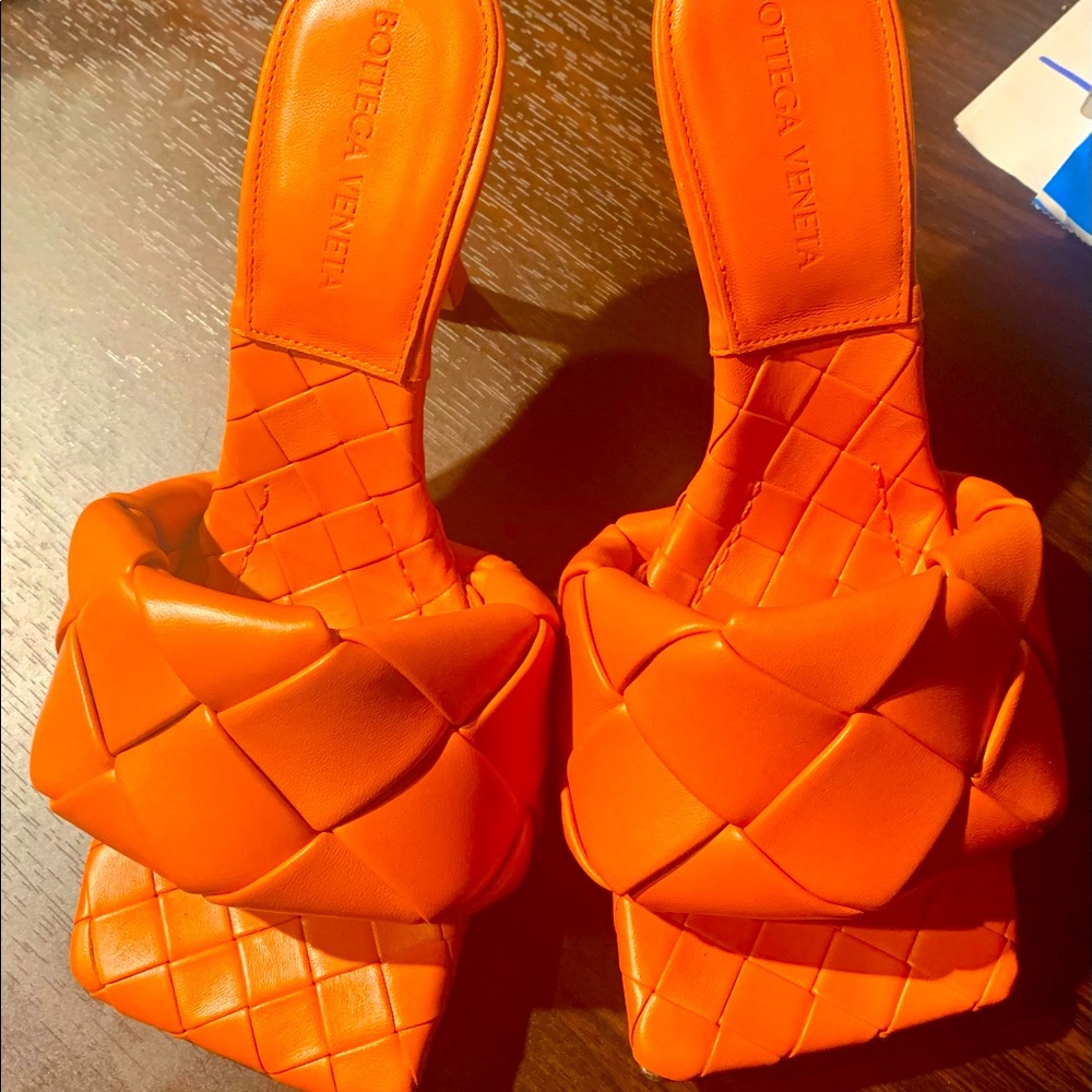 New Bottega! Beautiful! Authentic authentic!